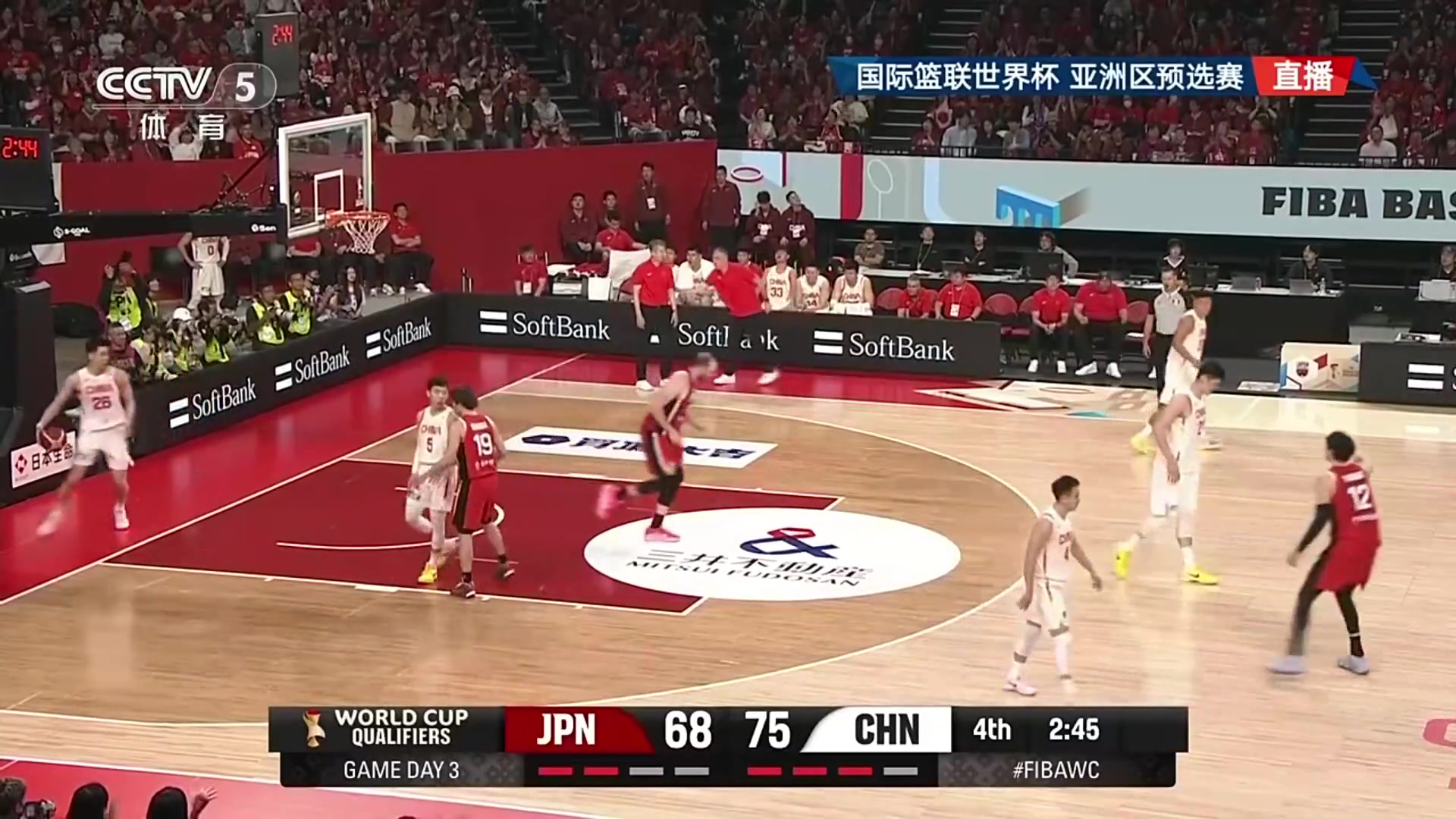 场边郭士强暴怒科克推开朱俊龙轻松空篮扣进