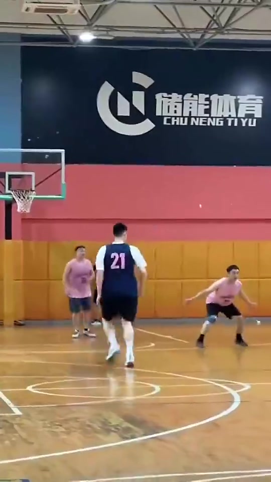 胡金秋此前参加幼儿园爸爸局，这不是降维打击嘛