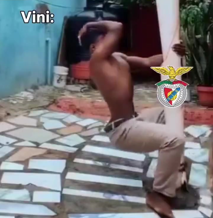 外国网友恶搞维尼修斯对着角旗杆的庆祝动作