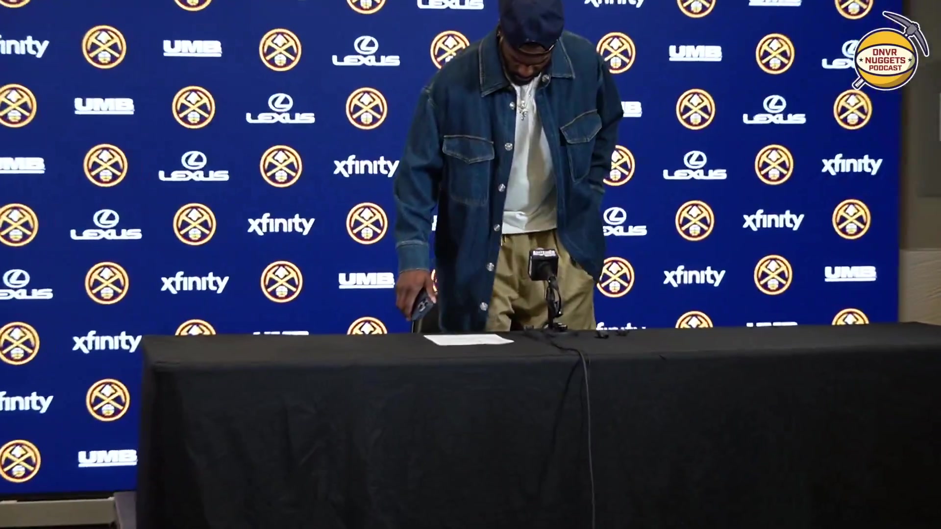 太搞小哈达威采访坐下后，才发现一个记者都没有~