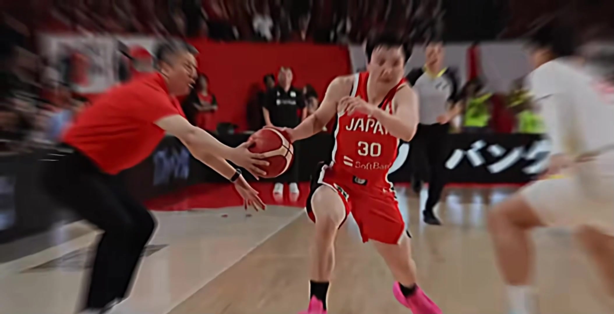 [精彩赛事短片]算6打8吧！郭士强昨晚在场外“协防”，貌似真