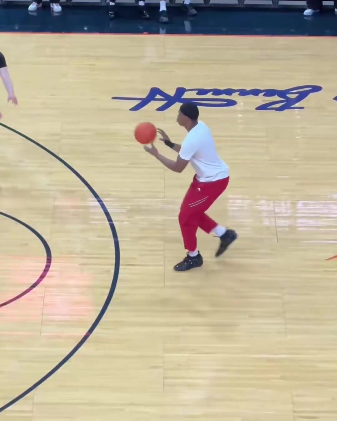 [篮球]这哥们的投篮动作真是给我看笑了！动作延迟这么大啊