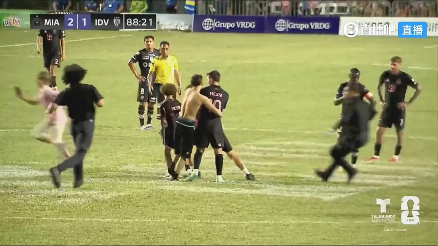 [推荐视频]惨遭拽倒！球迷冲进场内拥抱梅西，保安随后抱摔球迷却牵连梅西