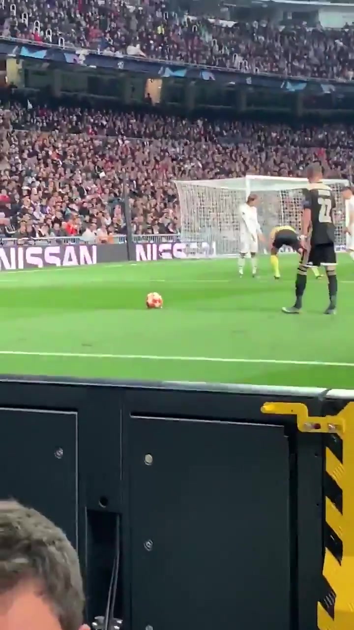 [你怎么看？]让人难忘的青年军！欧冠名场面：舍内任意球让库尔图瓦无可奈何！