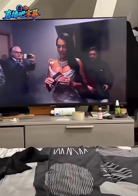 [视频]安保都忍不住偷看C罗女友乔治娜，博主吐槽：被我逮到了