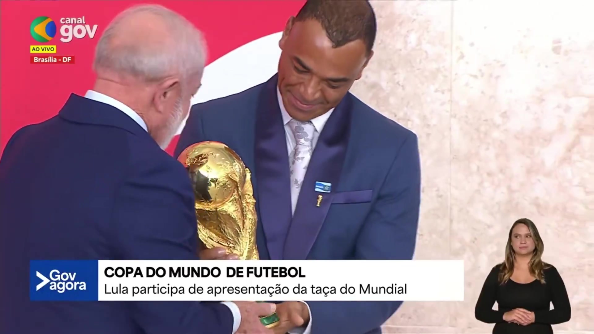 [推荐]卡福和巴西总统轮流亲吻大力神杯，只有领导人和世界冠军才能摸