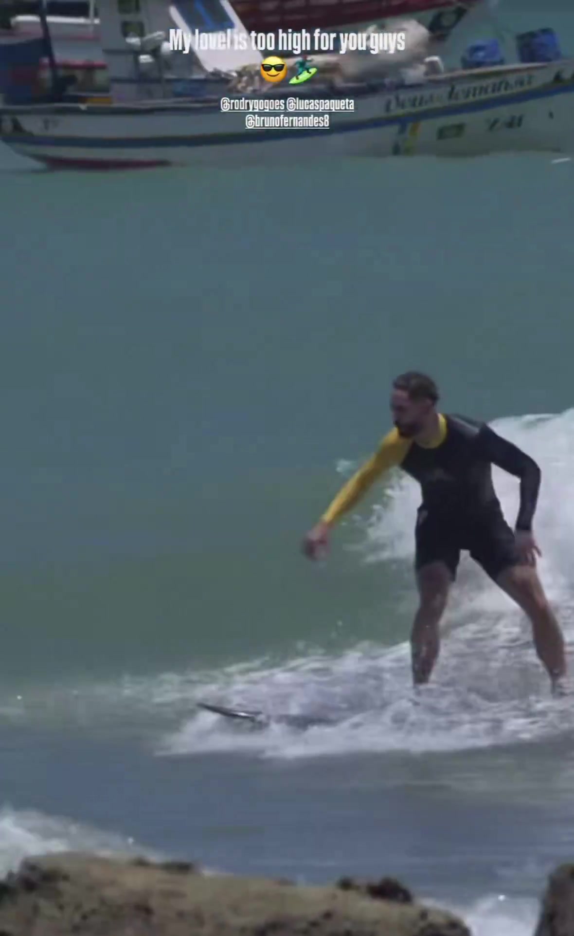 [视频/集锦]不踢球去冲浪了？库尼亚展现惊人水上天赋，边冲浪边摇摆~