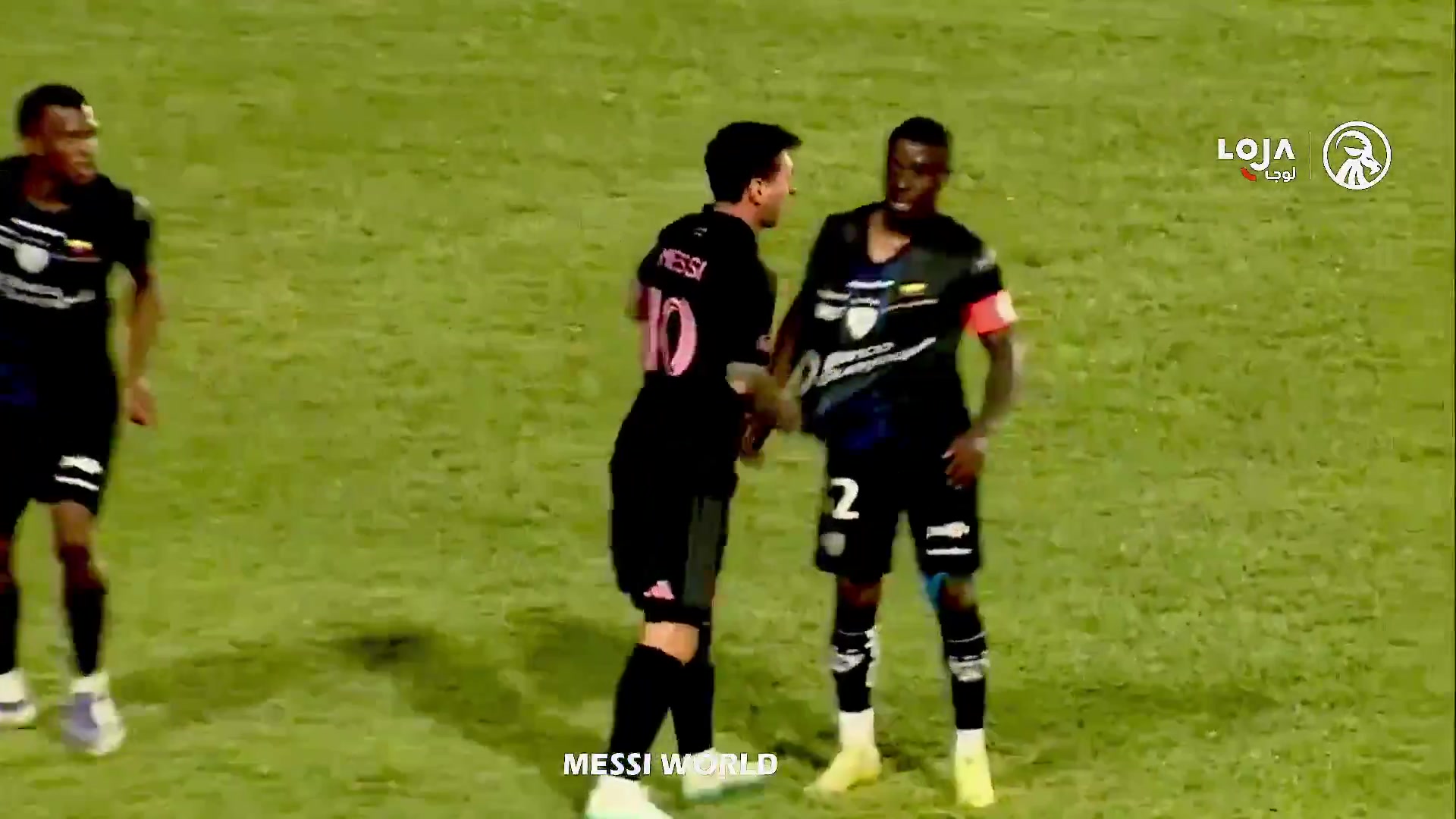 [你怎么看？]忍住了！遭粗野犯规后梅西扯住对手球衣怒了