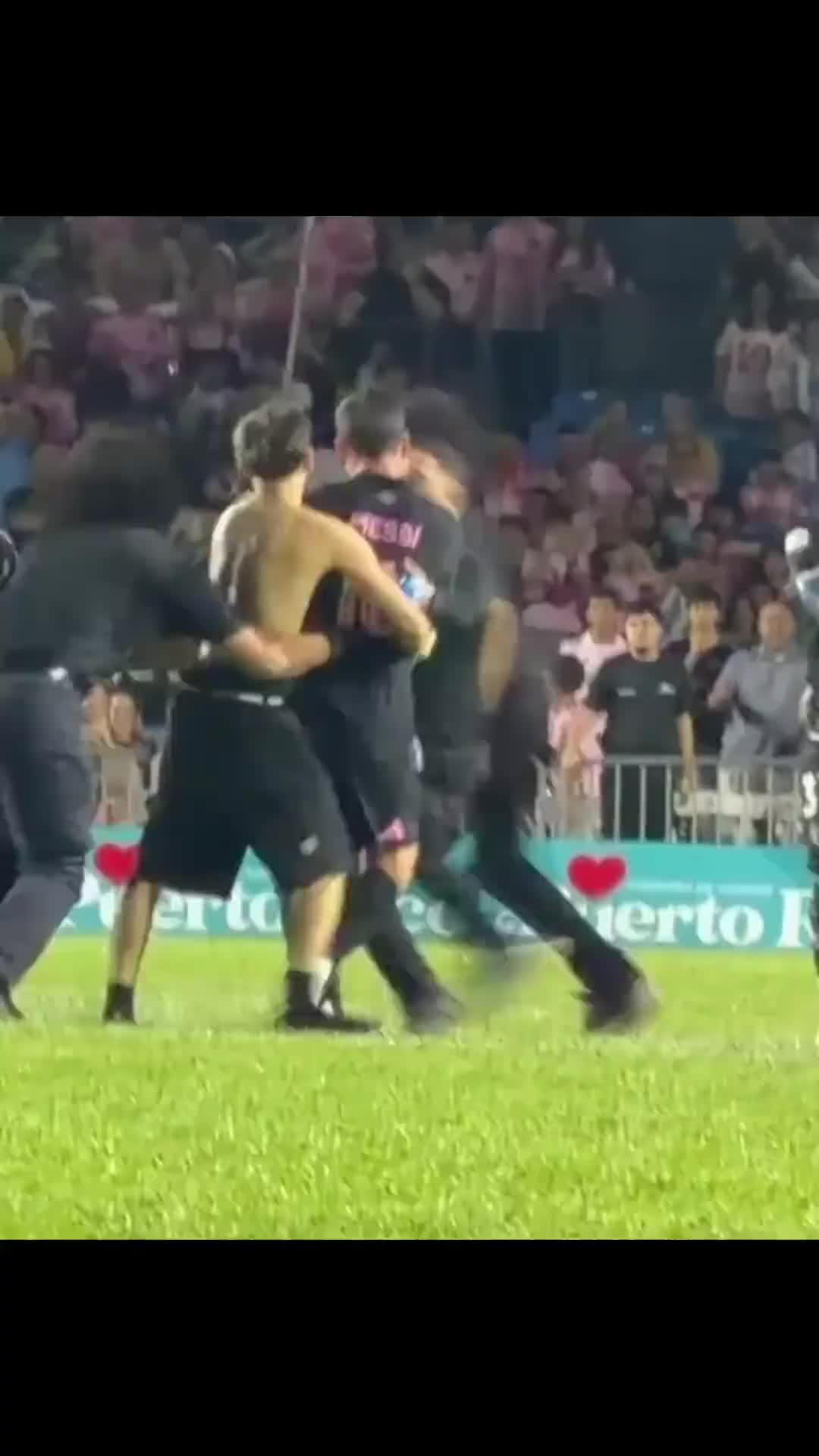 【精彩剪辑】保镖德保罗失业！梅西被球迷“抱摔”，德保罗站在一旁