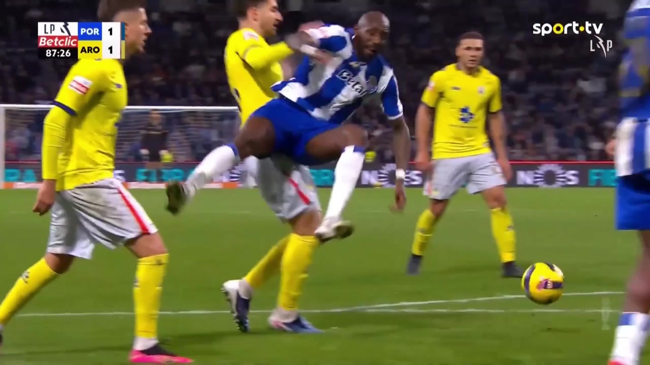 [推荐视频]波尔图球员射门踢空获点球！本菲卡官推:赢球全靠裁