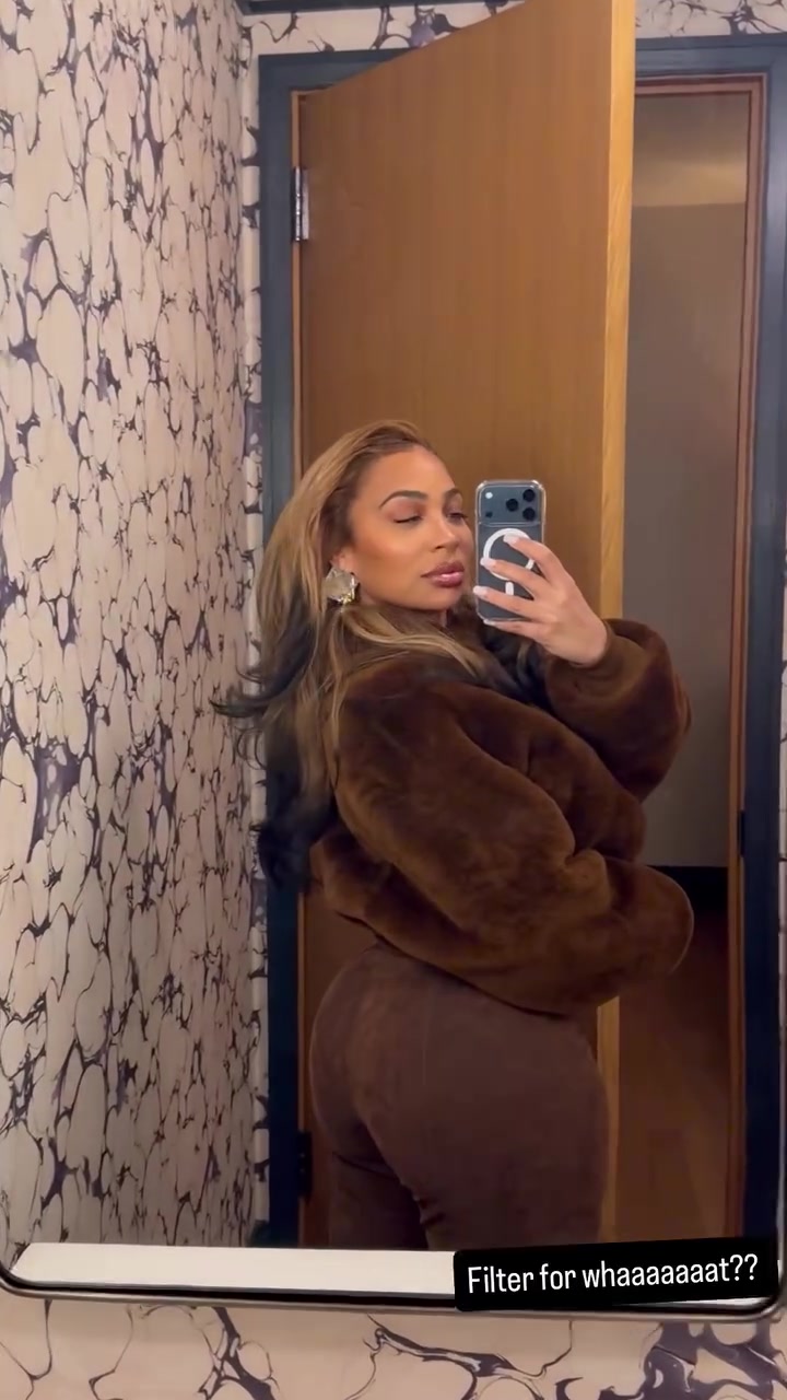 [今日超清片段]哈登女友对⬅️着镜子自拍，这臀部是登哥喜欢的类型！