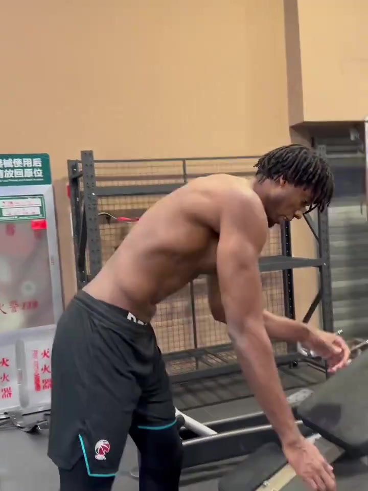 【实战片段】前热火中锋白边怀特塞德晒出自己在CBA训练的视频