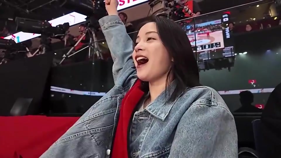 [有道理嘛?]美女演员广濑铃现场为日本男篮助威！中国男篮罚球