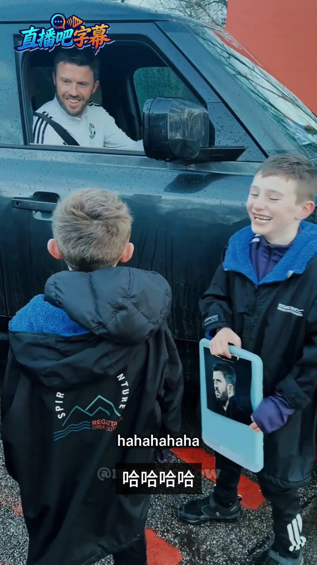 【有道理嘛?】亲和力！卡里克和小球迷讨论“4-4-3”阵型，小球迷突前