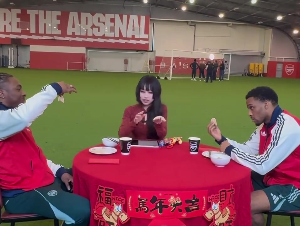 [你怎么看？]大老师和埃泽、廷伯一起包饺子~大老师这身唐装有