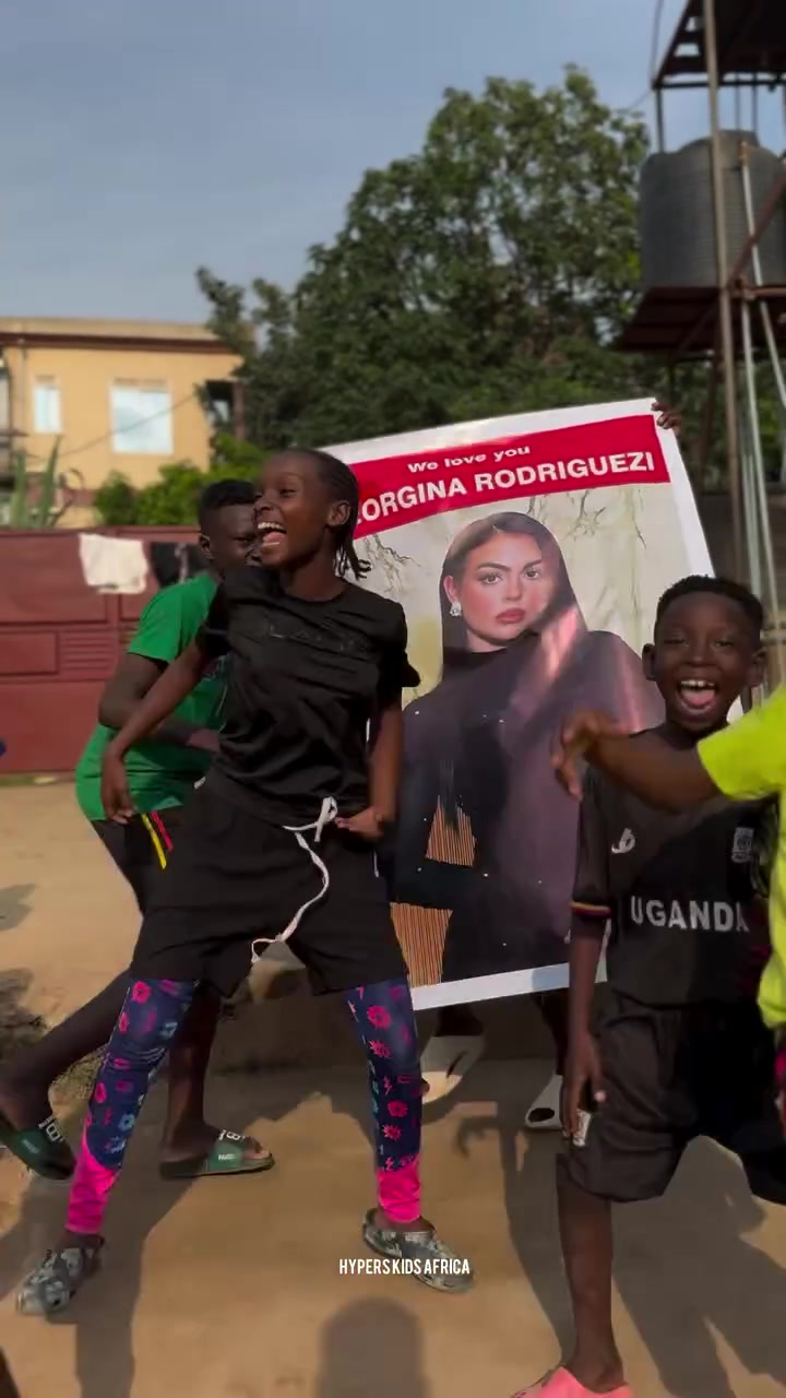 【体育视频】谁买的祝福？！一群非洲小孩向C罗女友比心：我们都爱乔治娜