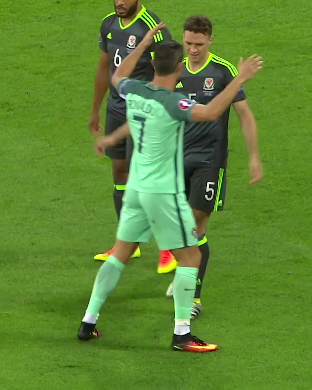 [体育视频]欧洲杯官推：第一人称视角看看对手怎么盯防C罗