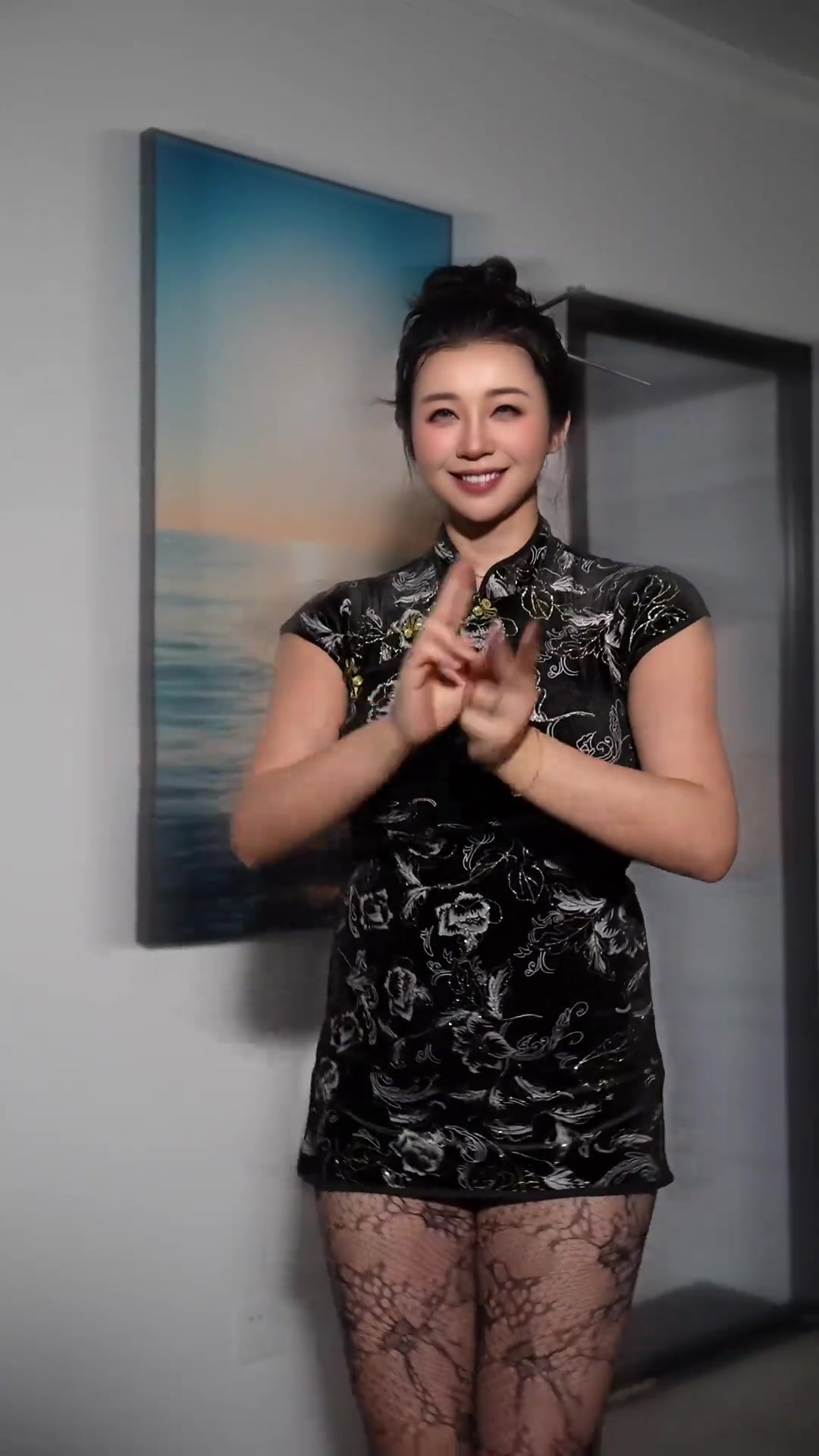 [推荐视频]嚯，这强壮的大体格！张曼源身穿旗袍黑丝热舞