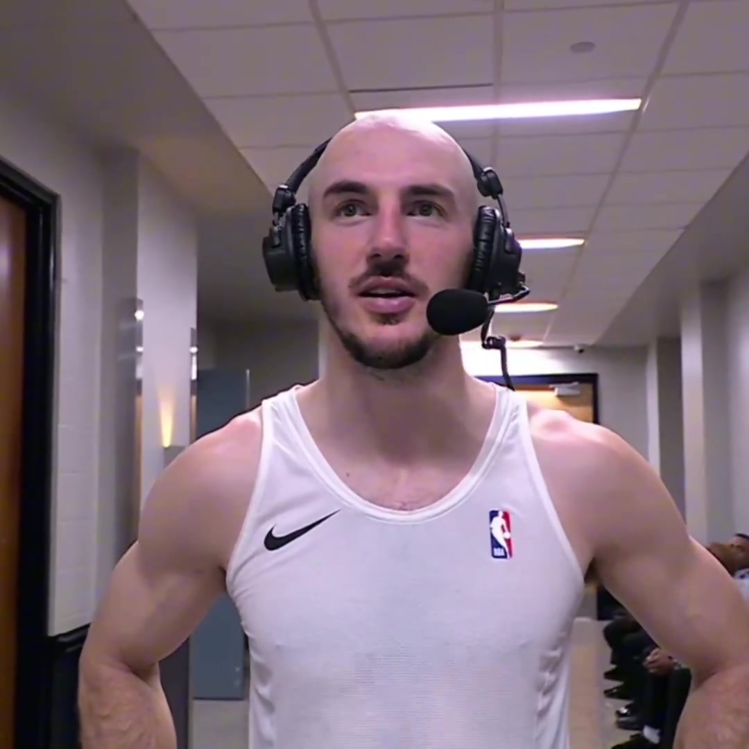 【集锦】卡鲁索接受采访，切特光着膀子经过！巴克利吐槽：让他把