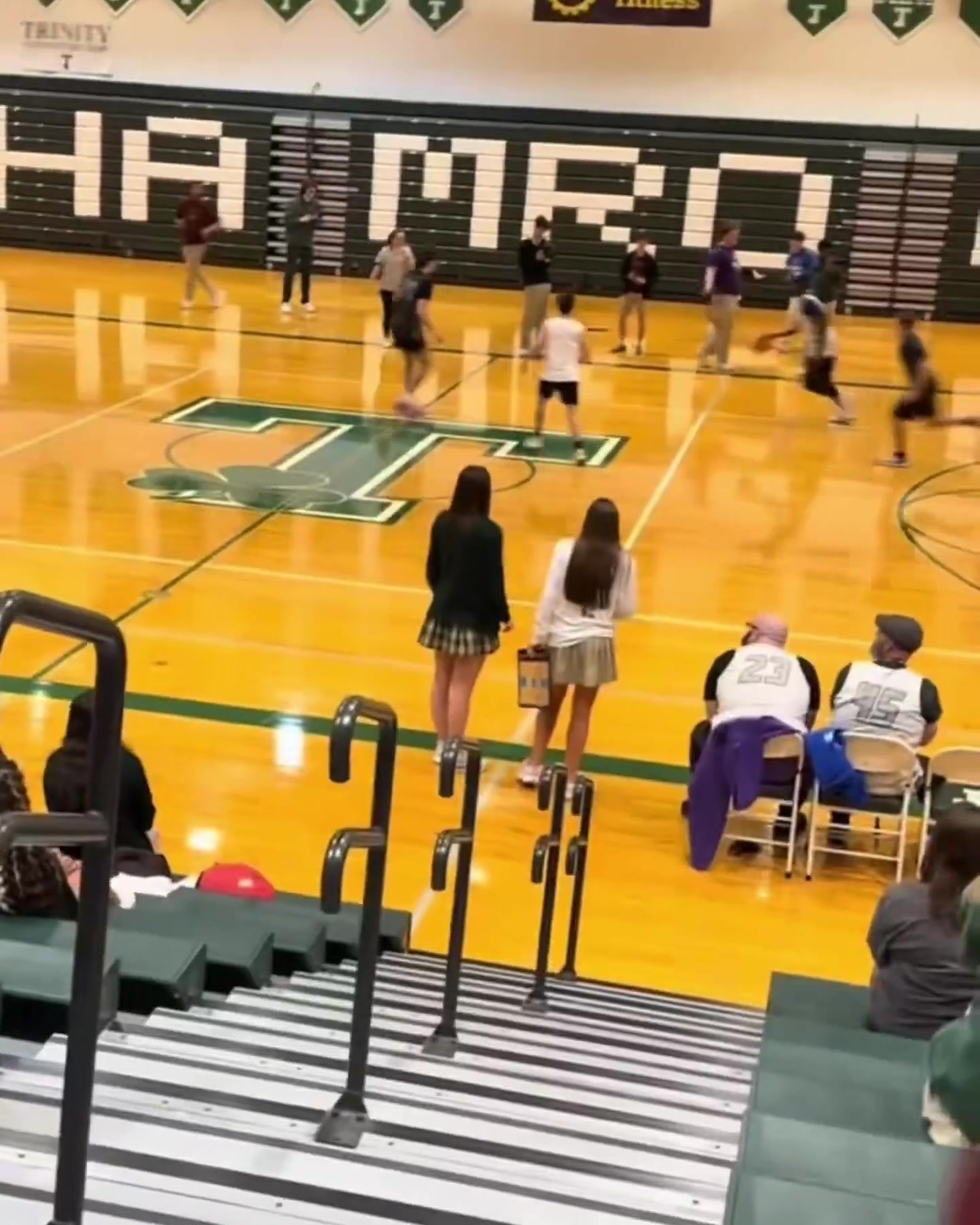 [体育视频]詹姆斯&韦德前队友！后卫诺里斯·科尔在师生赛上乱