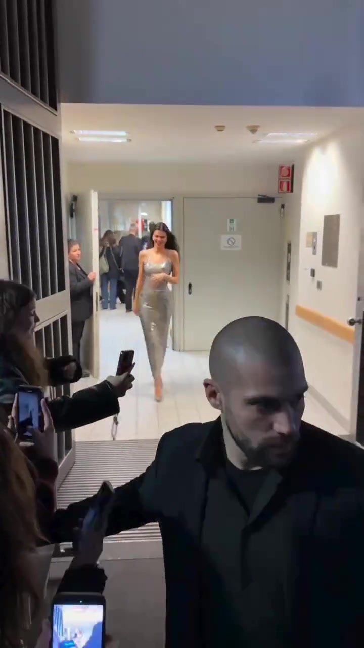 美出高级感，肯豆身穿礼服优雅离场，引粉丝高呼！