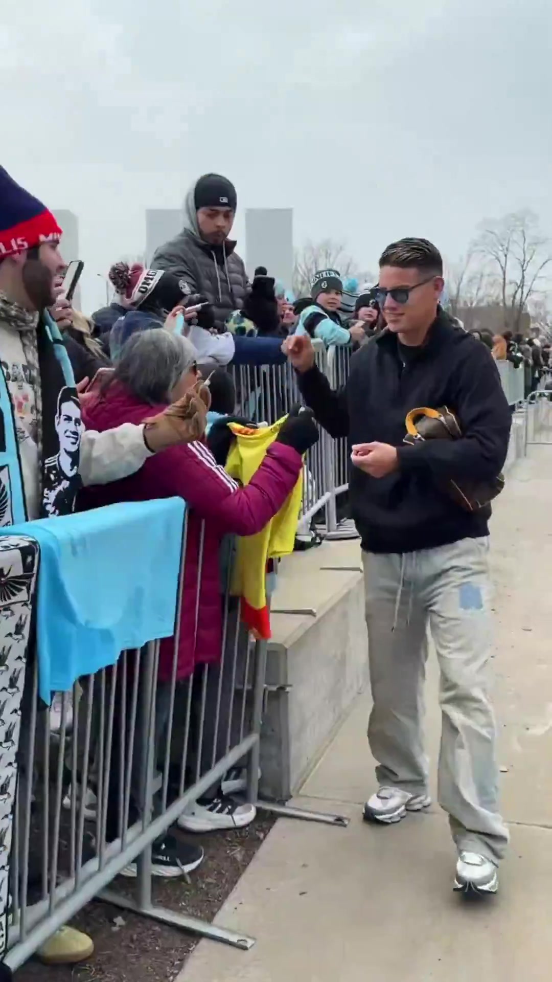 [球场热评视频]依旧帅气！J罗加❗盟明尼苏达联赛前为球迷签名