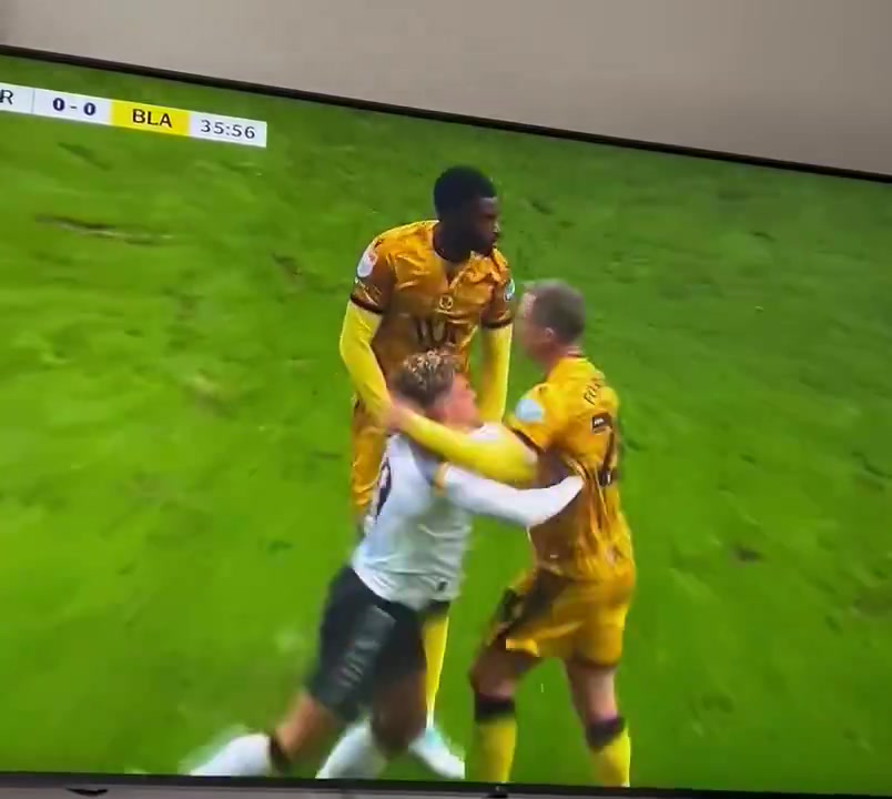 [精彩剪辑]整个人都飞起来了❗️英冠火爆一幕，球员凶狠铲抢，双方爆发冲突