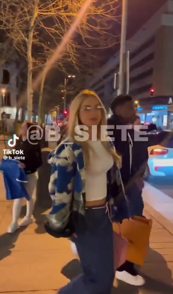 【有道理嘛?】维尼修斯带着女友出门逛街游玩，女友还向路人打招