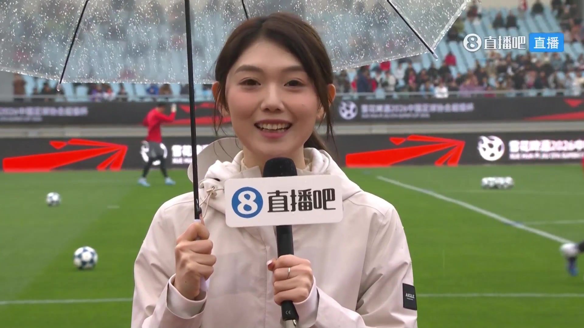 【中国足球】卡哇伊❤️！美女记者现场报道：超级杯火爆，球票早