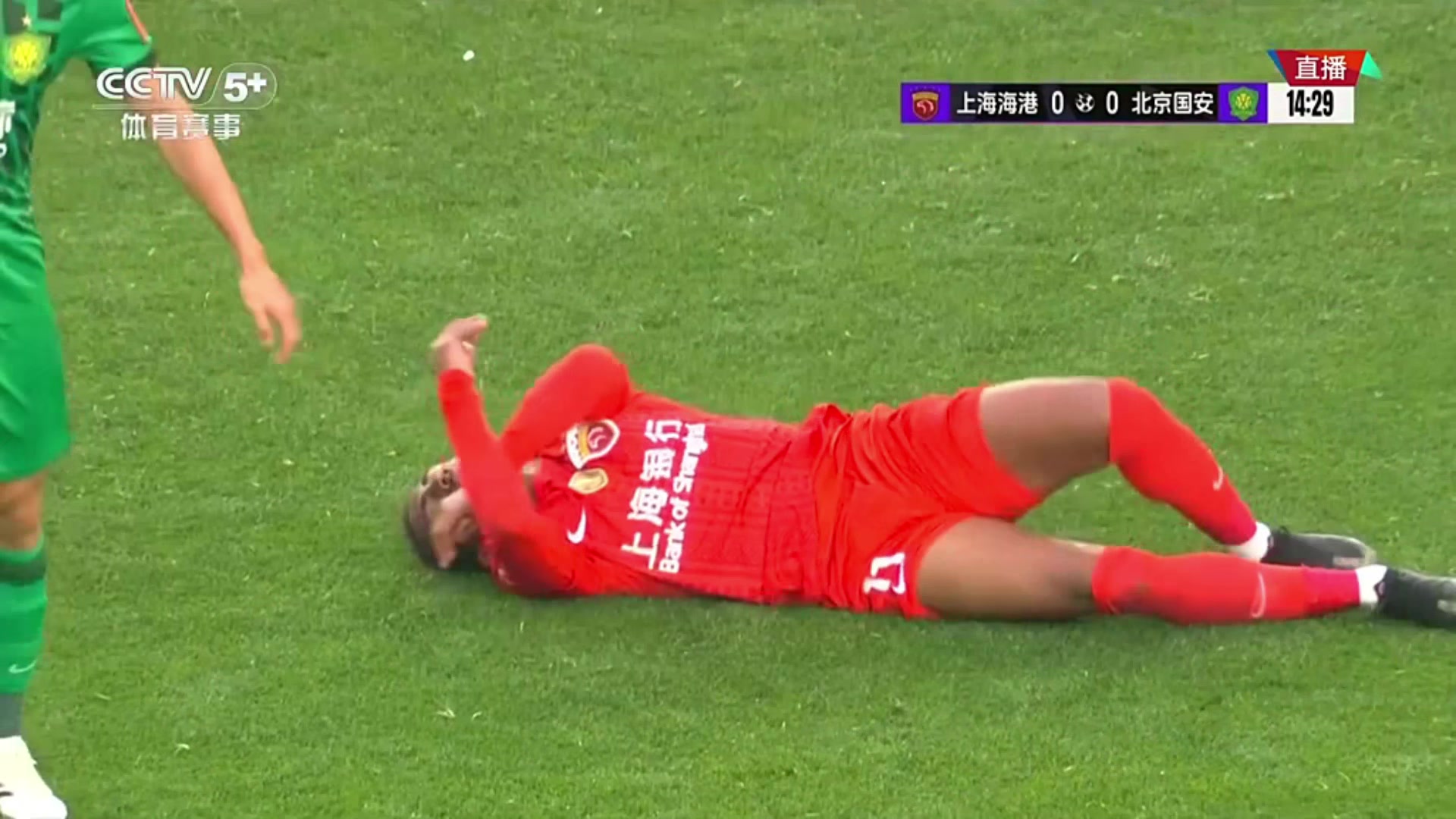 【体育视频】加布里埃尔倒地裁判示意没有点球！央视解说：应该让