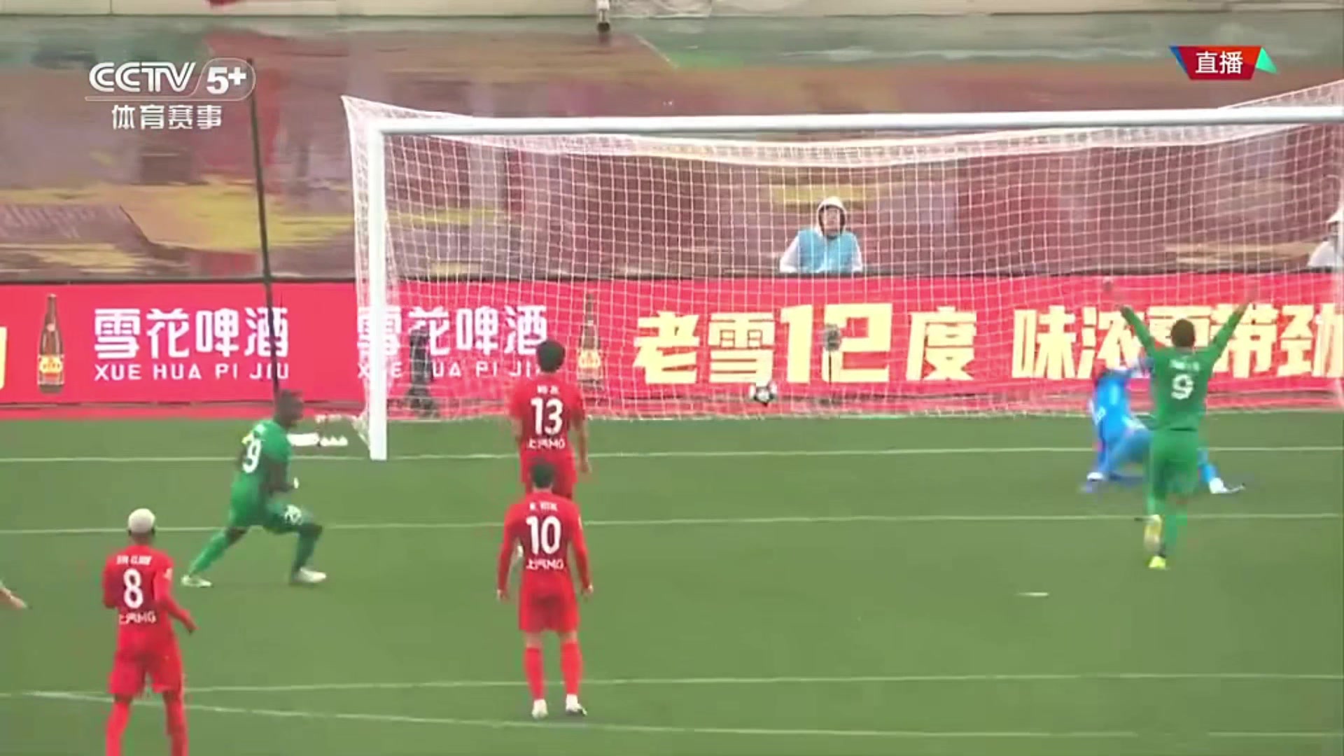 [上海海港]颜骏凌无能为力！央视解说：这脚射门质量极高，球没怎么转！