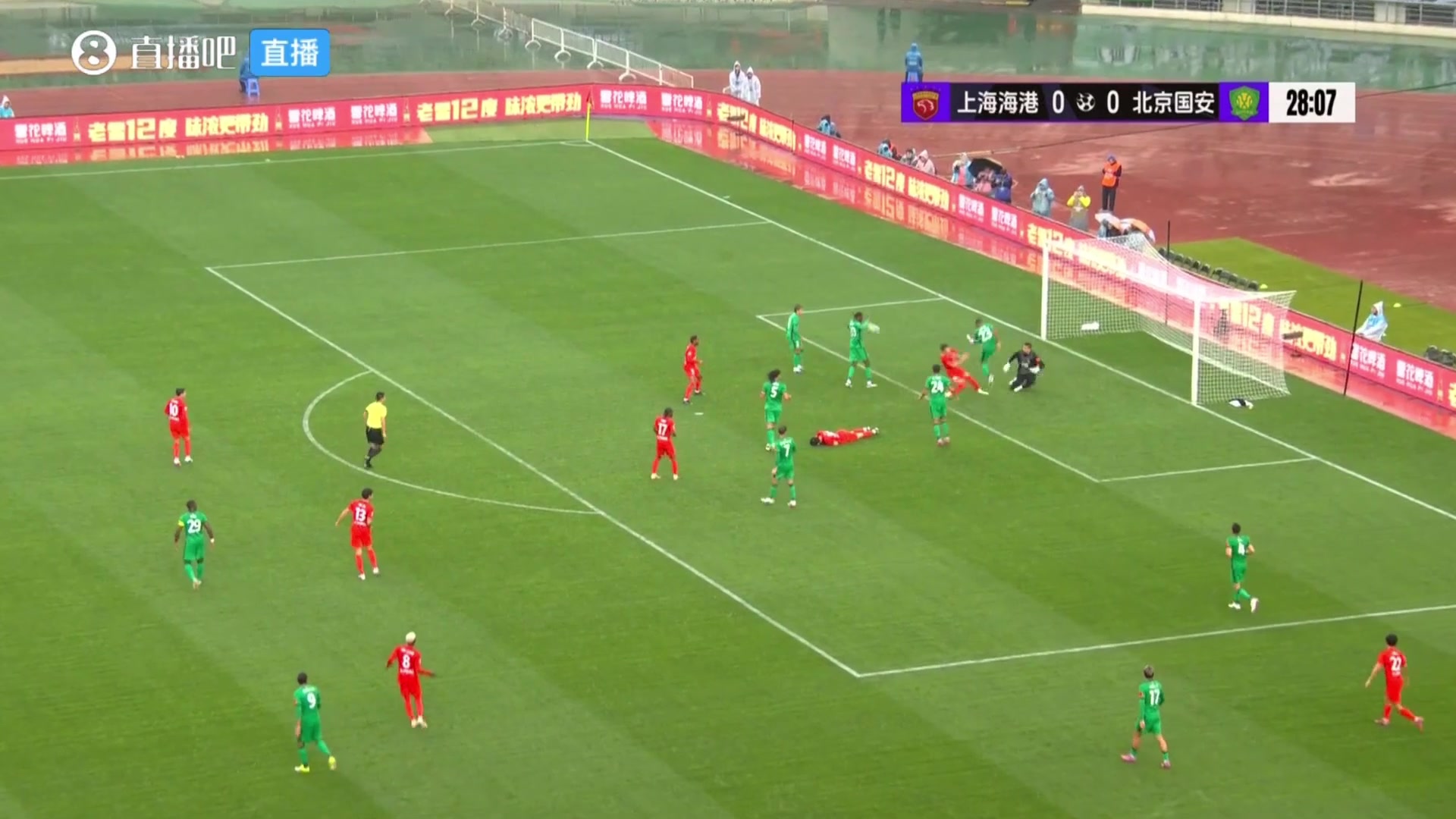 [上海海港]差点送大乌龙！达万解围踢在队友身上，反弹打中门框