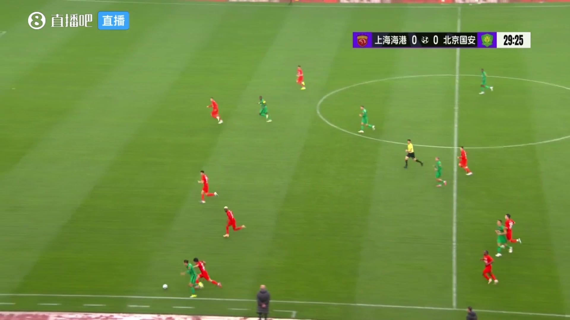 [赛事瞬间]张玉宁被杨希⬆️拉倒，裁判出示黄牌警告杨希