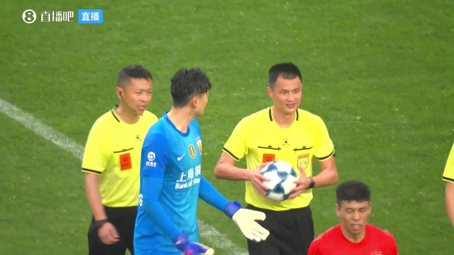 [体育头条]颜骏凌半场结束找到主裁判连续交流