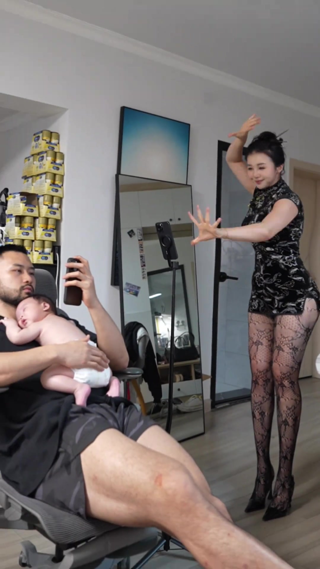 【值得一看】张曼源身穿旗袍黑丝热舞，老公在一旁心如止水带娃！