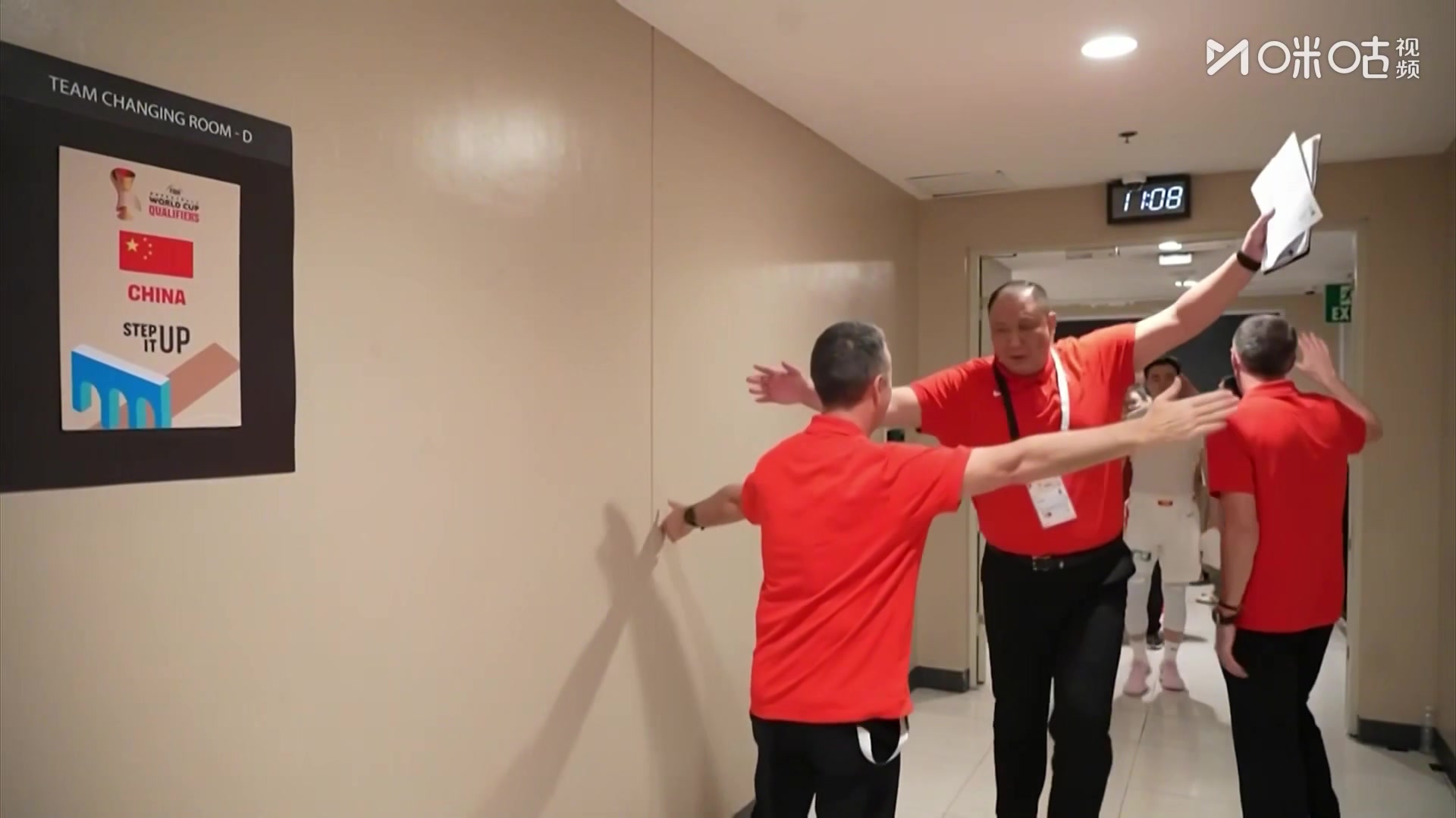 【体育视频】中国男篮赛后走入球员通道，李弘权兴奋大喊，篮协主