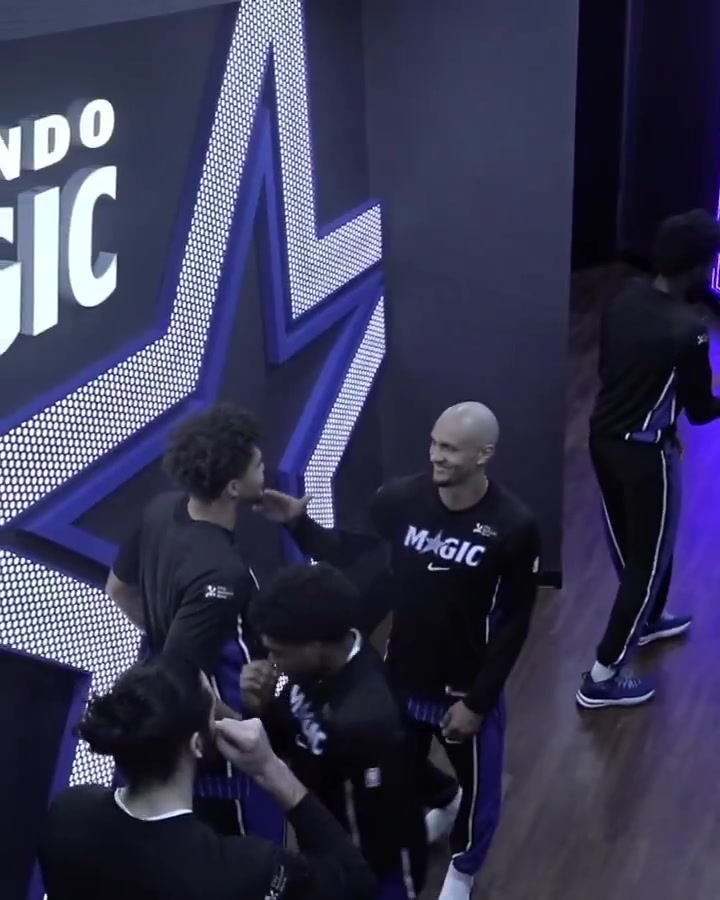 【今日爆点视频】间接解决秃头困扰魔术萨格斯直接剃成光头了~