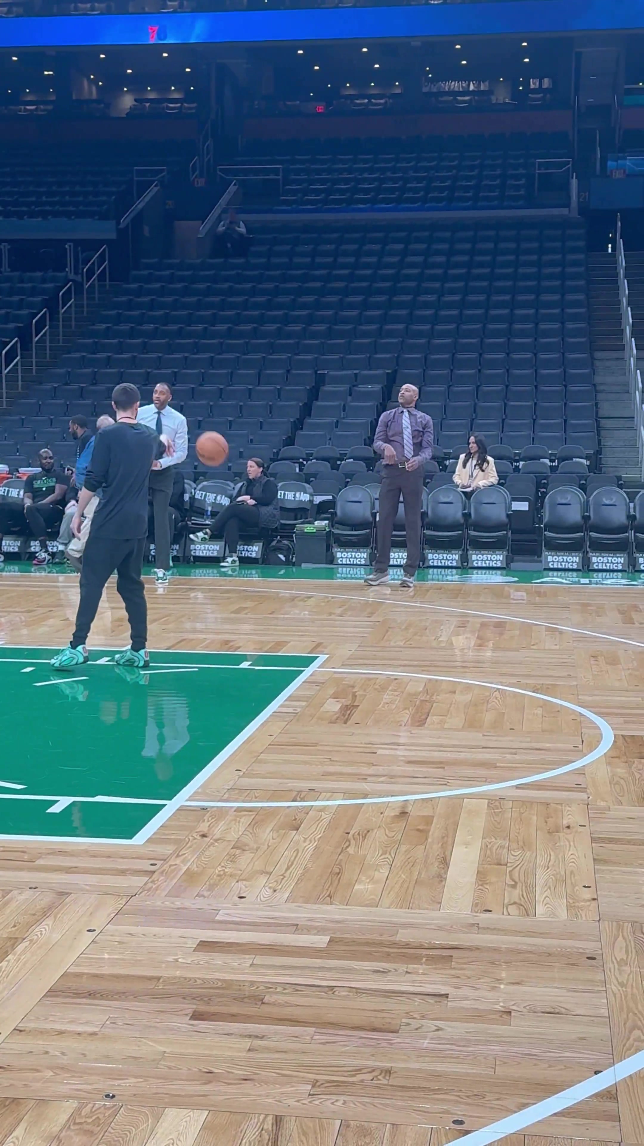 [值得一看]难分伯仲麦迪、卡特穿西服PK三分！百发百中啊！