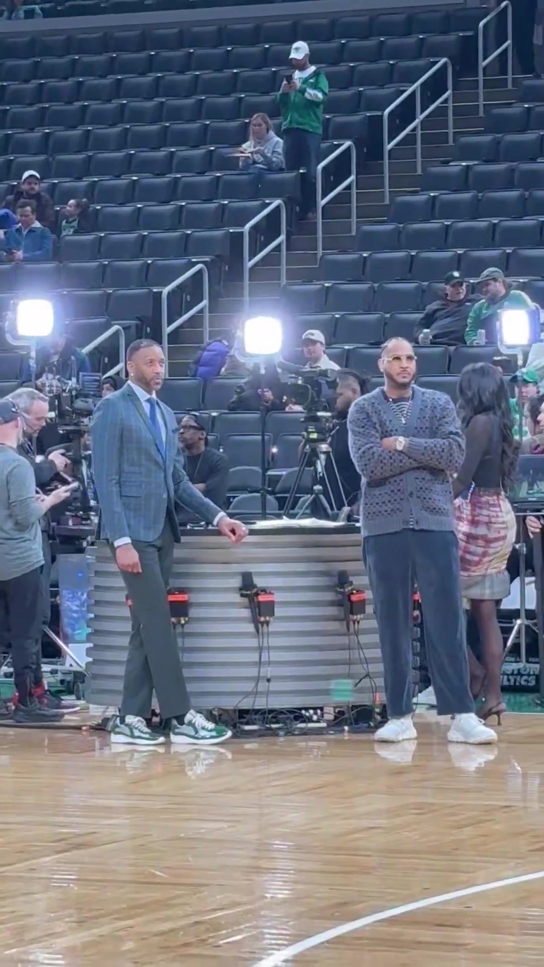 【今日冲击镜头】麦迪、安东尼认真观❕摩绿军热身~这俩估计手痒了吧