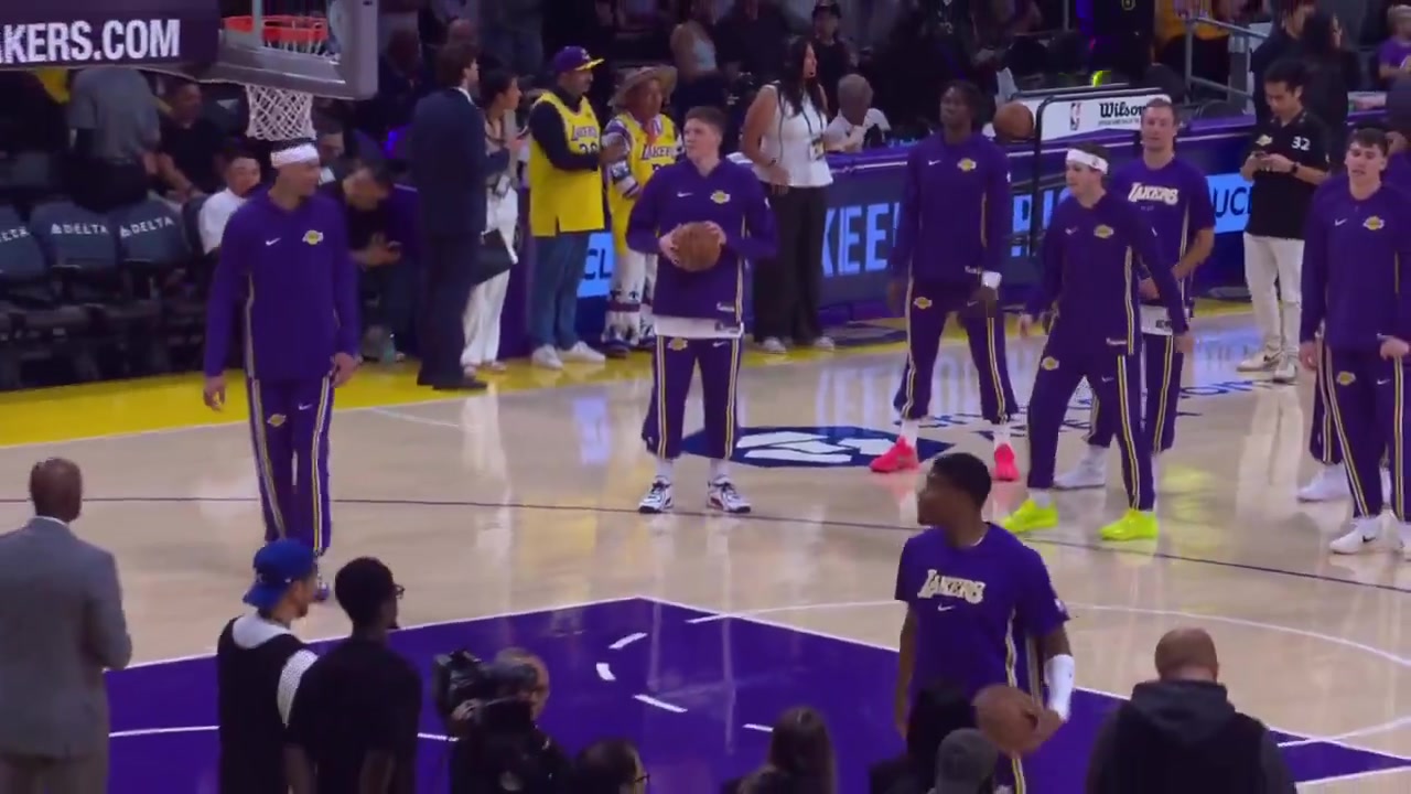 [湖人]笑死！八村代替老詹执行魔性赛前仪式，多次尝试还是搞砸了