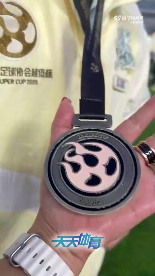 【精彩剪辑】超级杯夺冠后，张稀哲四处找啤酒：啤酒呢？这不得喷一下~