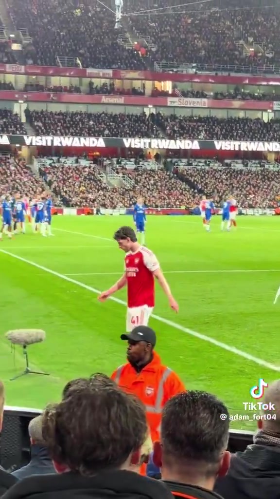 【值得一看】赖斯主罚角球时遭切尔西球迷辱骂，下一秒助攻队友破