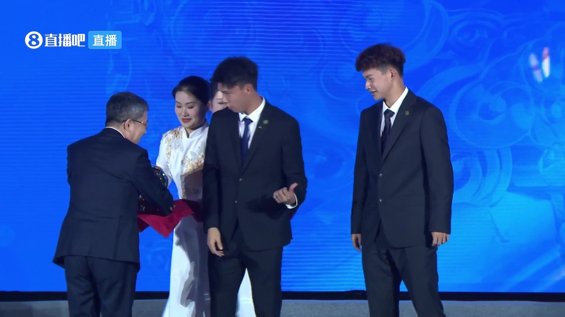 [体育头条]实至名归！中国男足U23获中国金球奖组委会特别奖