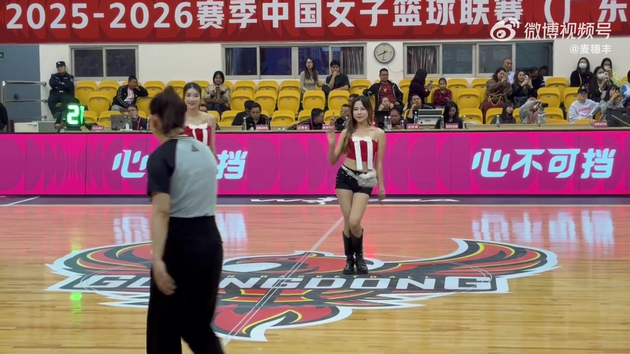  [球迷看点]WCBA广东女篮啦啦队这身材颜值，也是相当顶级了