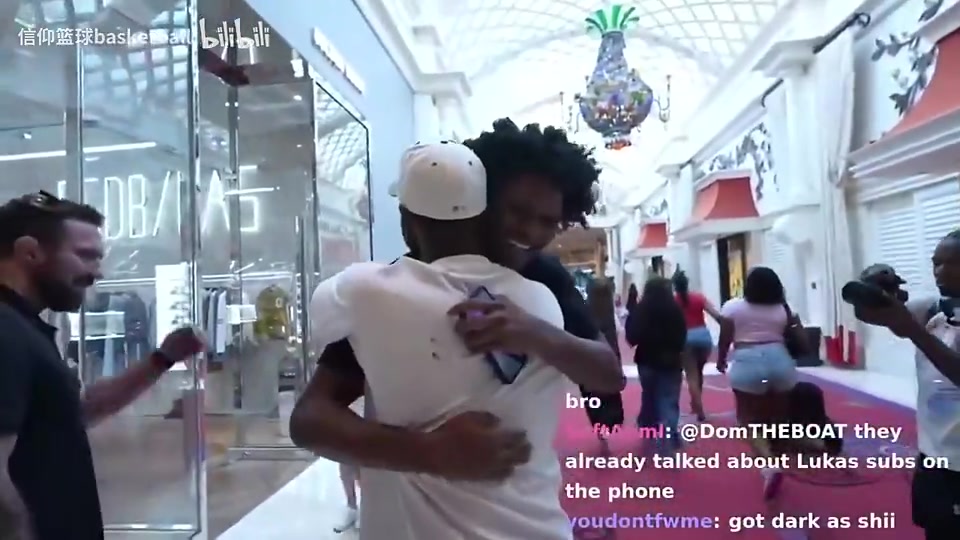 [推薦]太巧了！去年歐文在賭城直播，偶遇阿門，然后向觀眾夸獎阿門