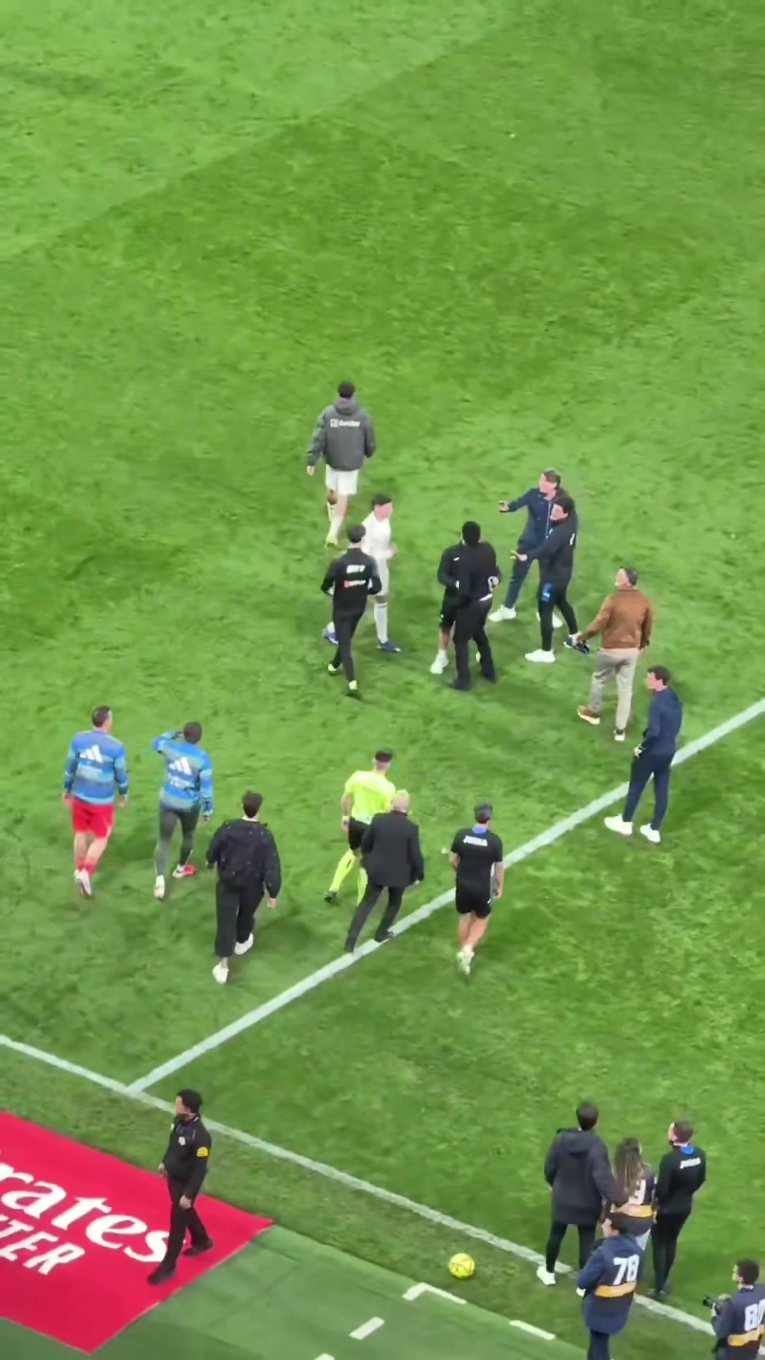 场边视角：维尼修斯和米利唐赛后十分愤怒，追着赫塔费球员骂