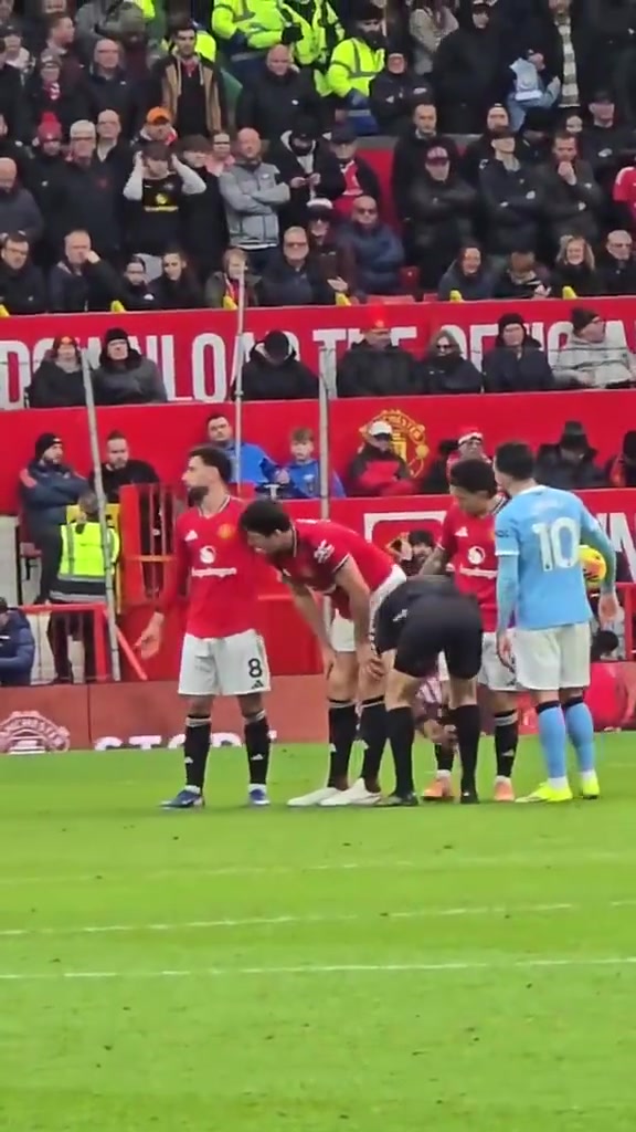 【值得一看】英雄惜英雄！赛场小瞬间：友好互动的哈兰德和B费！