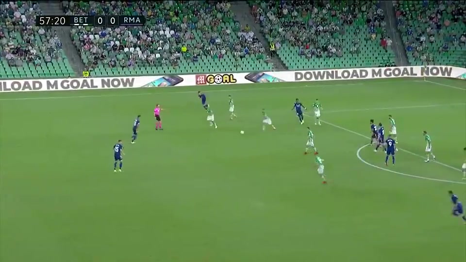 【今日视频】尴尬一笑！名场面：卡塞米罗比赛中铲翻裁判！