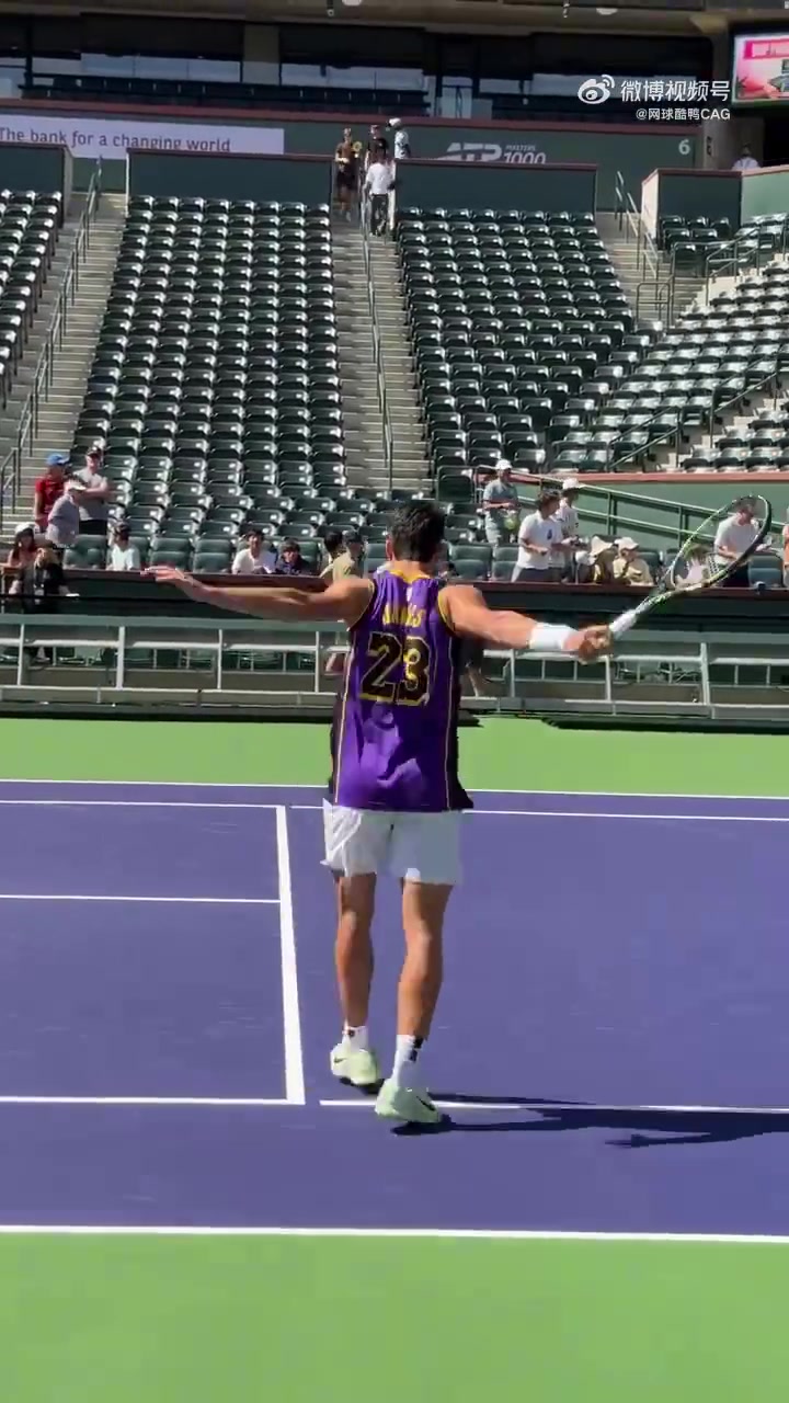 【篮球】果然是铁杆詹密！阿尔卡拉斯参加大师赛，又身穿詹姆斯23号球衣