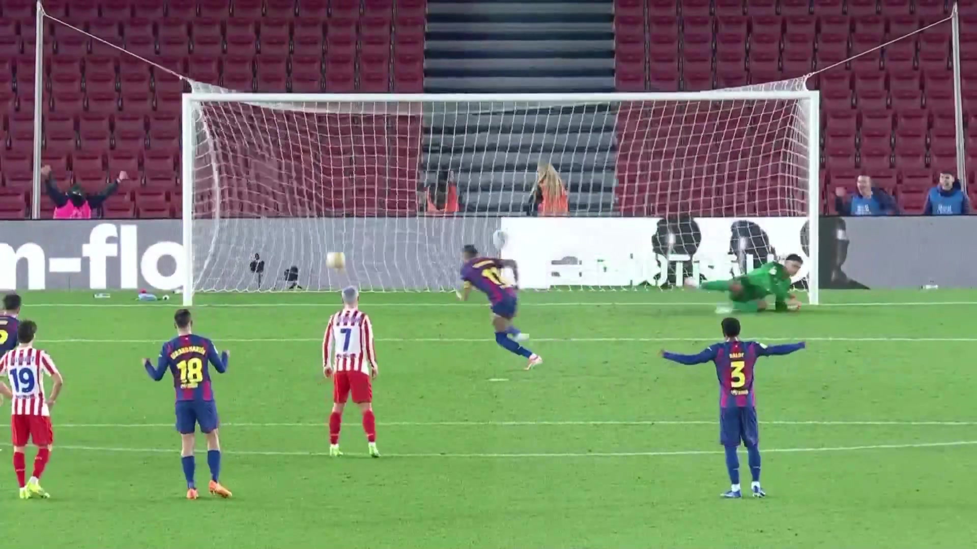 再扳一球!佩德里造点,拉菲尼亚点射破门仍2-4落后马竞